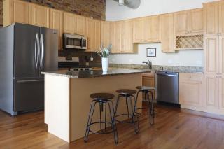 Take the Whole Crew Out to the Ballgame! Four Bedrooms and Only 1 Mile from Wrigley apts - 5