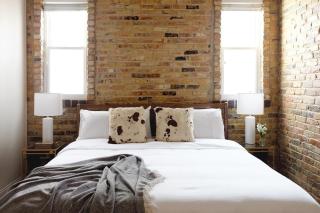 Take the Whole Crew Out to the Ballgame! Four Bedrooms and Only 1 Mile from Wrigley apts - 2