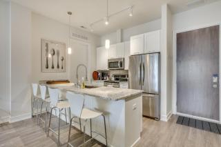 Sheridan Park Stunner! No Matter if You Are in Town for Business or Fun This Property Has You Covered apts - Chicago - 9