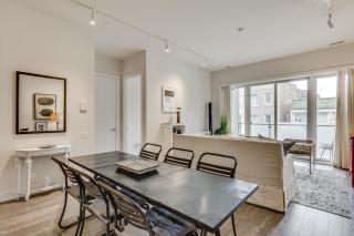 Sheridan Park Stunner! No Matter if You Are in Town for Business or Fun This Property Has You Covered apts - Chicago - 5