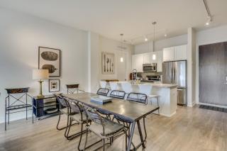 Sheridan Park Stunner! No Matter if You Are in Town for Business or Fun This Property Has You Covered apts - Chicago - 1