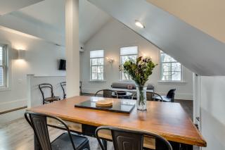 Old Town Chicago at it's finest! Pet Friendly & Recently Renovated Top-Floor Condo Has Everything You Need for a Perfect Windy City Getaway condo - Chicago - 3