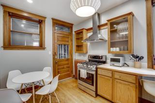 Comfortable Vintage North Side Retreat for 8 - 6