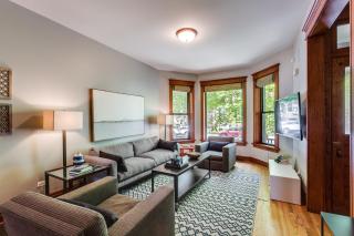 Garage Parking! Walk to Logan Square Station Plus Great Local Restaurants and Bars - Chicago - 0