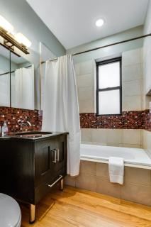 Garage Parking! Walk to Logan Square Station Plus Great Local Restaurants and Bars - Chicago - 2