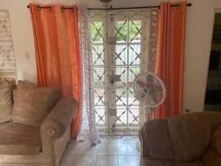 Finest Accommodation Renfrew Place 1 Bedroom Apt # 42 New Kgn 4--12 Renfrew Rd - 4
