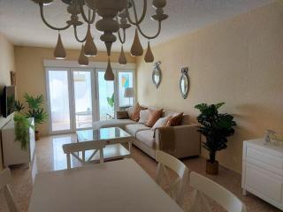 Sunny, spacious 3 bedroom apartment with seaview - L1 Red line stop PARADIS 2 min walk from rental - 7