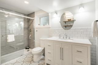 Adults Only - Walk to the United Center! Modern Touches Surround You - Check Out the Open Staircase! apts - 6