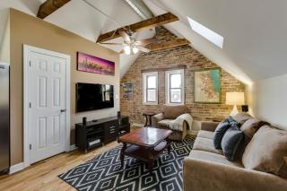 Old Town Elegance Awaits You in This Classic Chicago Stunner! apts - Chicago - 0