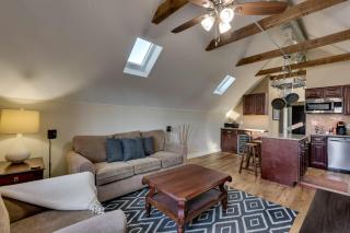 Old Town Elegance Awaits You in This Classic Chicago Stunner! apts - Chicago - 4