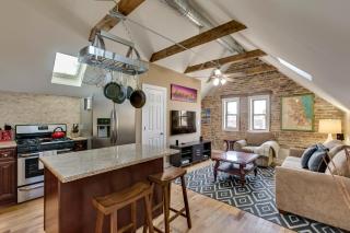 Old Town Elegance Awaits You in This Classic Chicago Stunner! apts - Chicago - 1