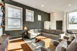 Converted Store Front Home Lets You Live Like a Local in the Heart of it All! condo - Chicago - 2