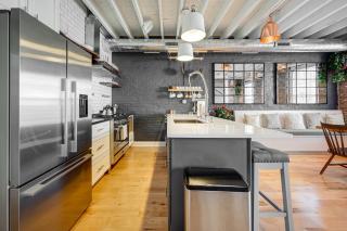 Top Floor in the Heart of West Town! Perfect for Any Group and PET FRIENDLY! apts - Chicago - 2