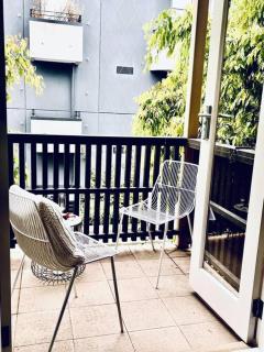 Two bedroom South Melbourne Apartment on Montague - 5
