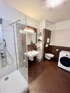 BL Luxury Apartment, 24hr Self Check-in, Free Private Garage Parking, Panoramic Views from Balcony, 5 minute walk to City Center - 4