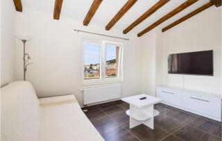 Stunning Apartment In Tribunj - 9