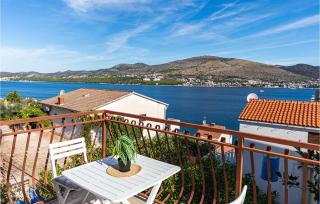Gorgeous Apartment In Okrug Donji - 9