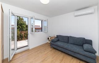 Gorgeous Apartment In Okrug Donji - 8