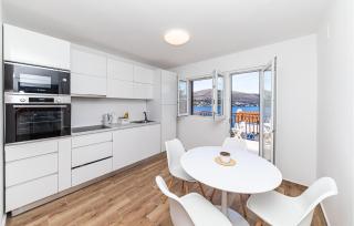 Gorgeous Apartment In Okrug Donji - 5