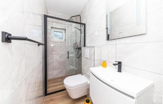 Gorgeous Apartment In Okrug Donji - 4