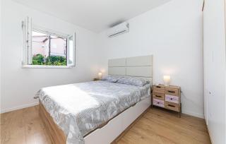 Gorgeous Apartment In Okrug Donji - 3