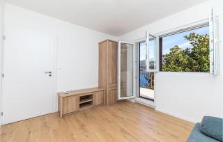 Gorgeous Apartment In Okrug Donji - 2