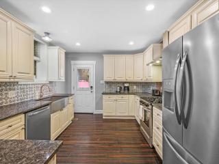 Stylish 4 Bedroom Loft Home, North Shore, City Skyline View Close to NHL, NFL - Pittsburgh - 1