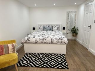 Touchwood - Isleworth - 0