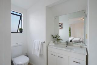 Elegant 2BR Family Home - Aircon - 5min to Beach - Auckland - 6