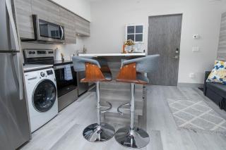 Top Floor on Okanagan Lake with AC & Heated Pool - 4