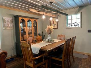 Quiet Farmhouse IN THE COUNTRY close to major theme parks - 1