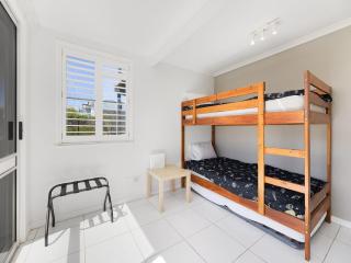 1 Rowell Street Battery Hill QLD - Caloundra - 2