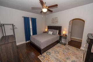 The Charmer, Fiber Internet, ROKU TVs, Washer & Dryer, Near DT Chickasha and Leg Lamp! - Chickasha - 6