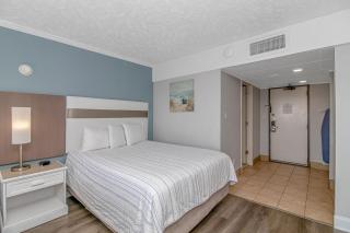 Ocean Reef Resort - Direct Oceanfront Studio - Nicely Updated! Perfect for 2-4 guests! Unit 401 - 2