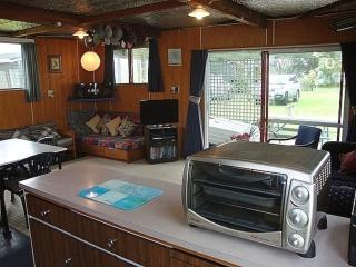 Bach Camp - Cooks Beach Bach - Cooks Beach - 6