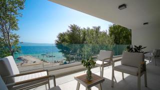 Beachfront Villa Erce with private 40sqm heated pool, a Gym, 7 en-suite bedrooms, a rooftop terrace, 2 living areas - Duće - 4