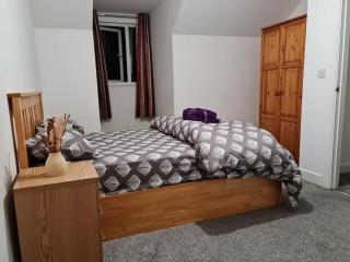 Impeccable 4-Bed House Near Manchester City Centre - 0