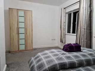 Impeccable 4-Bed House Near Manchester City Centre - Manchester - 1