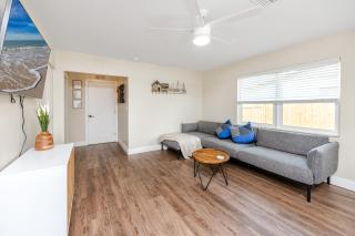 Modern Vacation Home 3BR 1BTH Close to Gulf Beach - 4