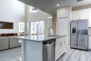 Great Home 10 min Parks! W/Pool Jacuzzi, 5 Bedroon - 3