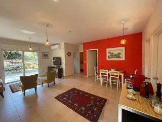 Alma BaHar - charming 2 bdrm house with garden עלמה בהר - דירת אירוח בלב גן פורח - 4