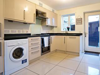 Pass the Keys Modern townhouse with secure parking and garden - Cheltenham - 7