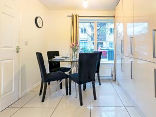 Pass the Keys Modern townhouse with secure parking and garden - Cheltenham - 4