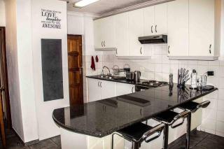 Lovely 2 bedroomed unit with a beautiful garden - Sandton - 5