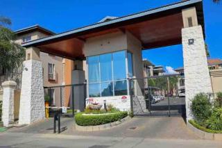 Lovely 2 bedroomed unit with a beautiful garden - Sandton - 3