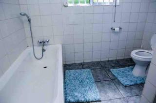 Lovely 2 bedroomed unit with a beautiful garden - Sandton - 1