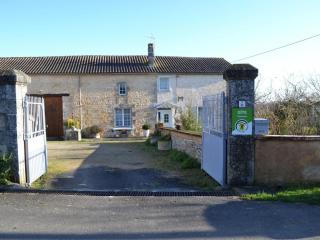 Gîte rénové 19ème siècle, 3 chambres, jardin privé, cheminée, internet, jeux, vélos adultes, parking - FR-1-653-26 - - 8