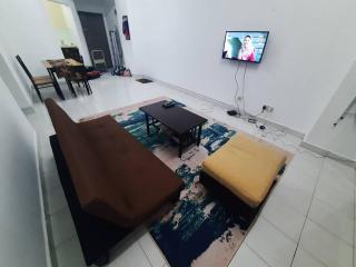 3-bedroom apartment with guarded parking inside - Seri Kembangan - 0