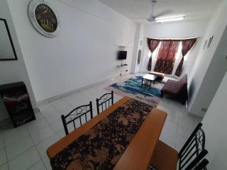 3-bedroom apartment with guarded parking inside - Seri Kembangan - 9