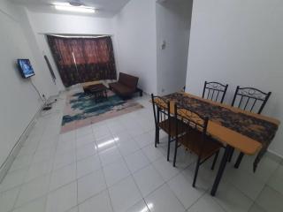 3-bedroom apartment with guarded parking inside - Seri Kembangan - 8